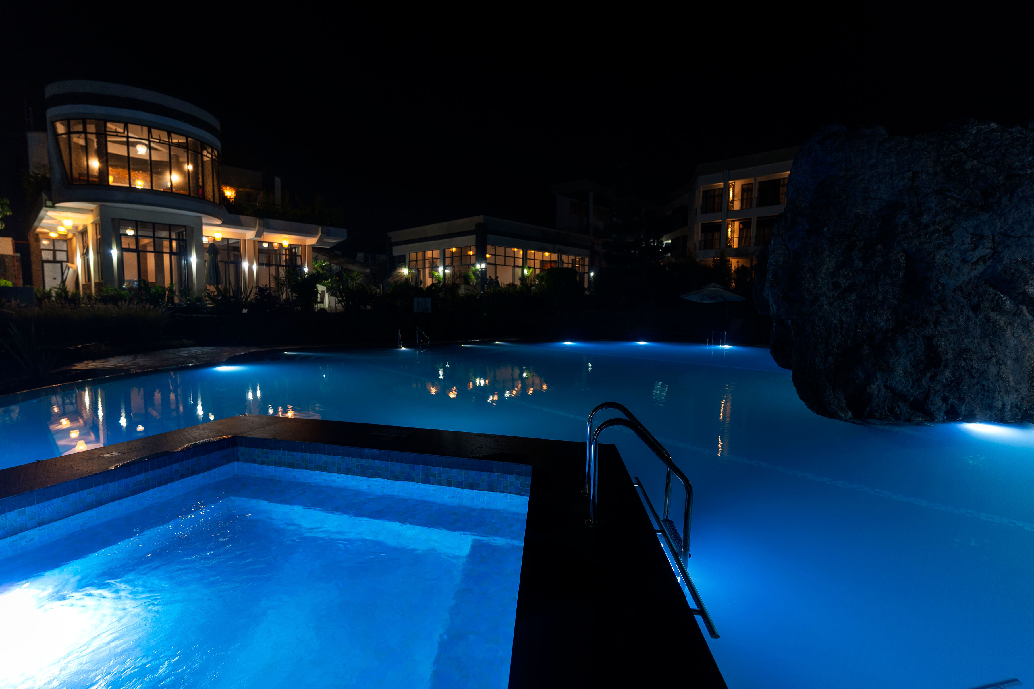 Pool & Jacuzzi